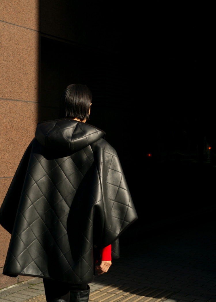 LYNESS SHORT CAPE