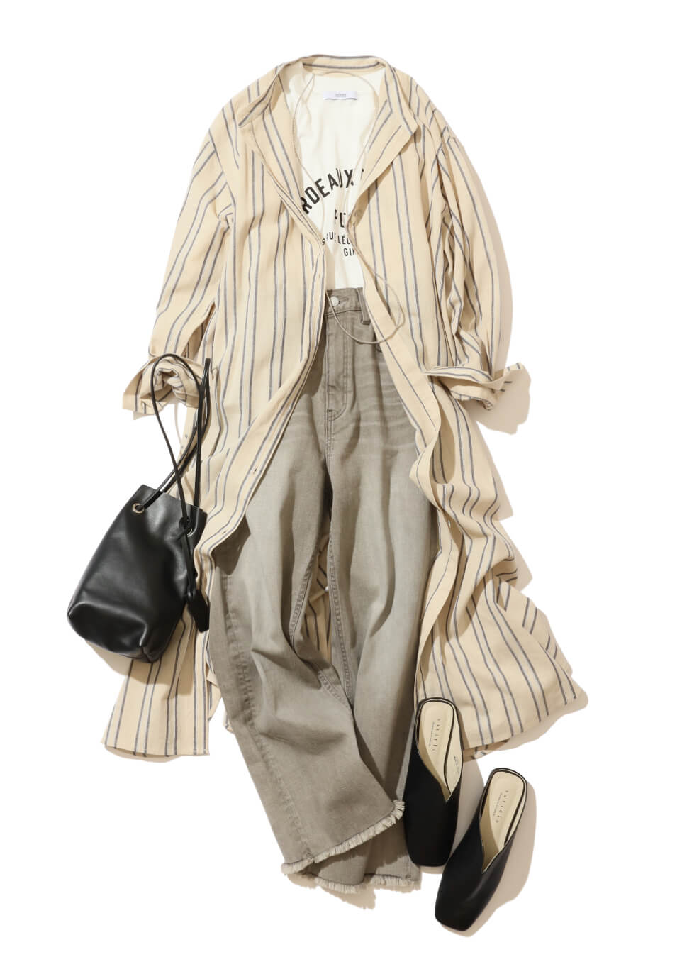 今年顔のロングシャツコーデは ロゴt グレーデニム合わせが大人の最適解 Baycrew S Store